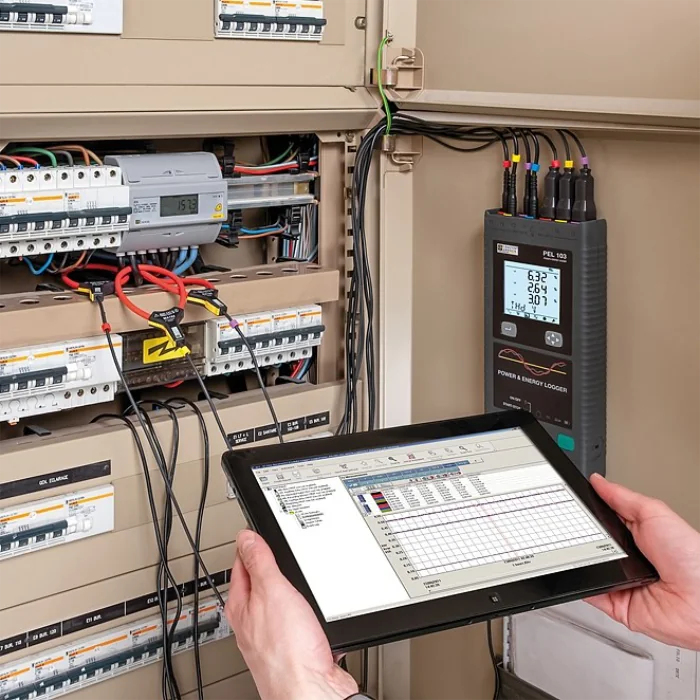 Metering cabinet with heat meters and data loggers